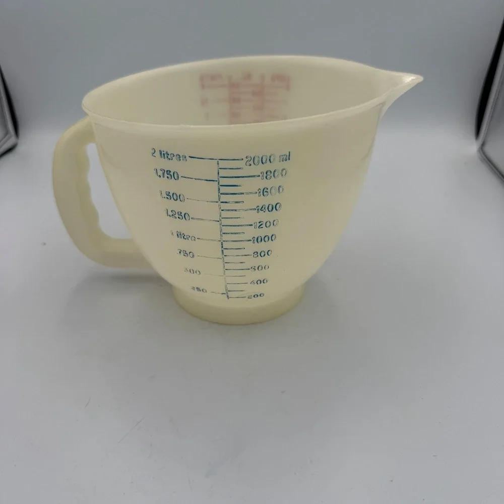 Tupperware Vintage Mix-N-Stor 8 Cup 2 Liter Measuring Pitcher Cream 1243